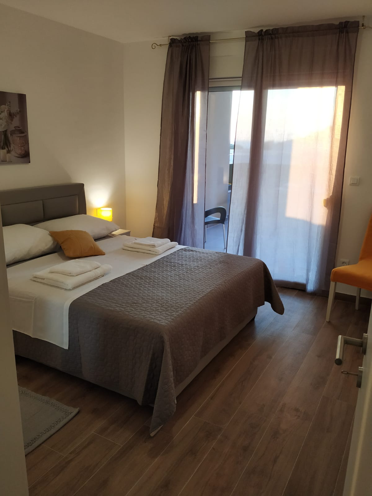 delux apartament - baška voda apartamenty z basenem i widokiem na morze