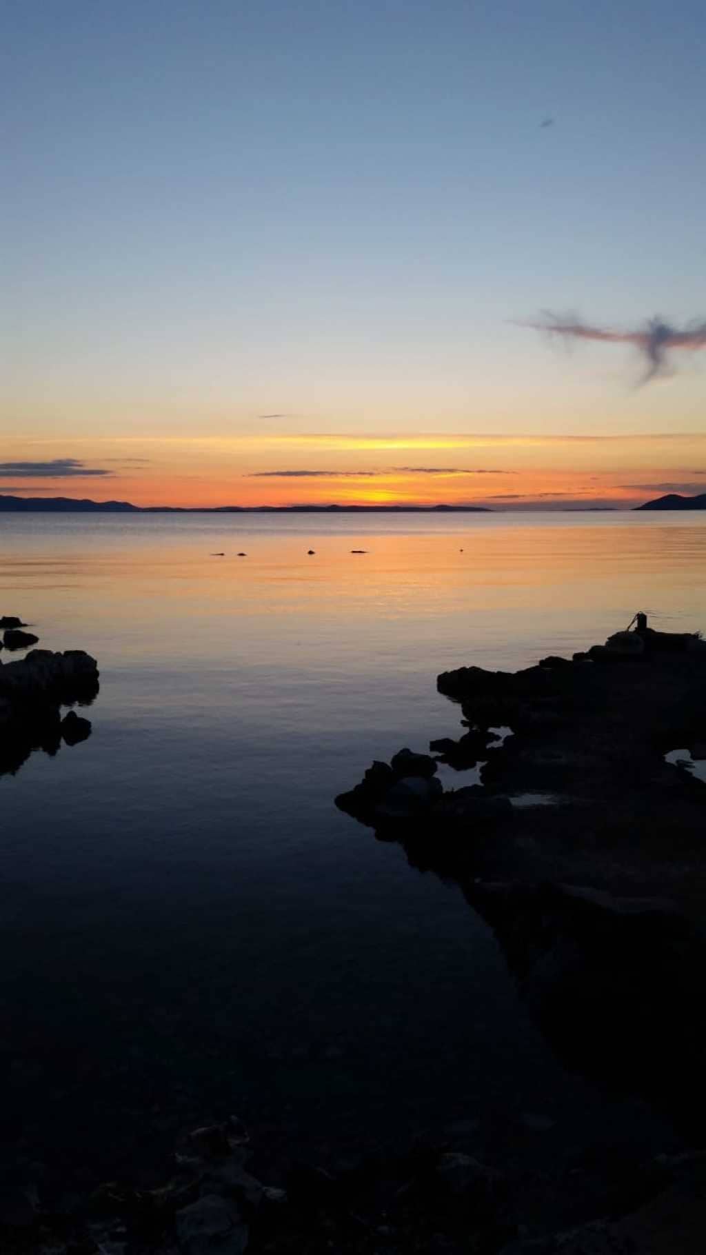 Statkiem po ekskluzywnych i opuszczonych zatoczkach i plażach - zachod slonca