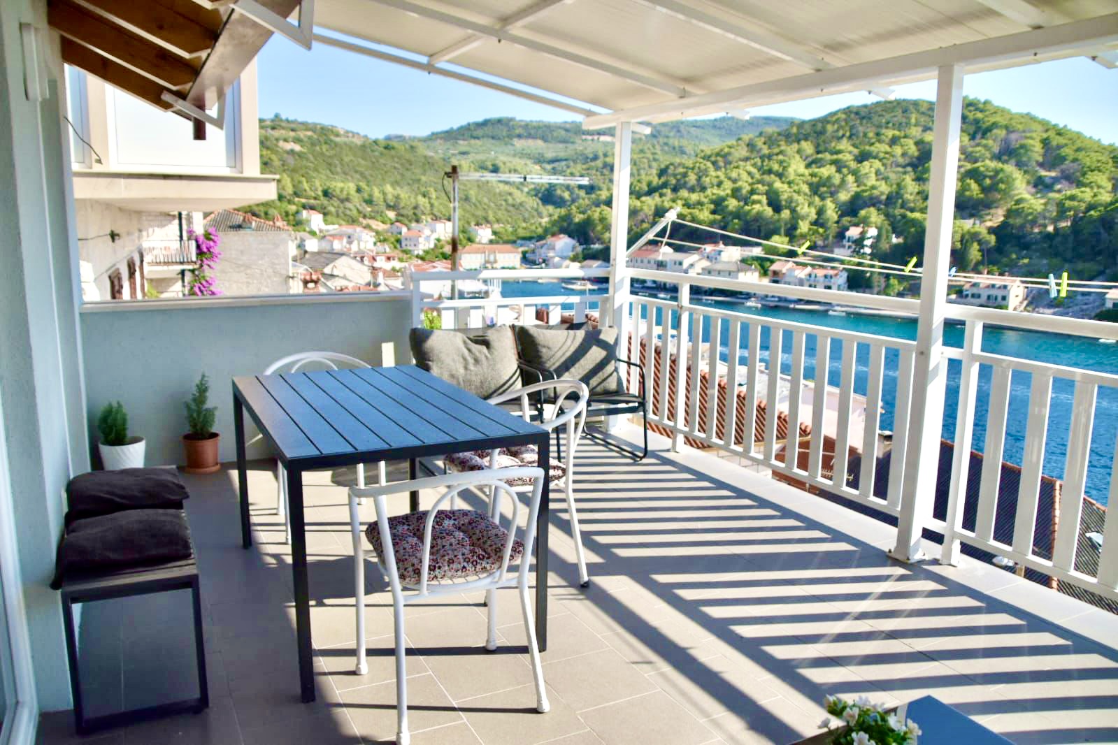 Apartamenty Doris - 50m od morza i widok na morze - wyspa Brač
