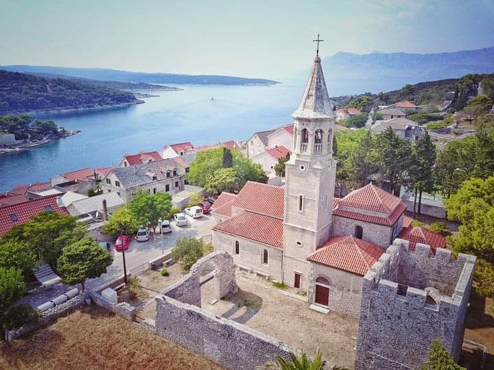 Povlja-wyspa-brac_take-me-to-croatia_kosciel