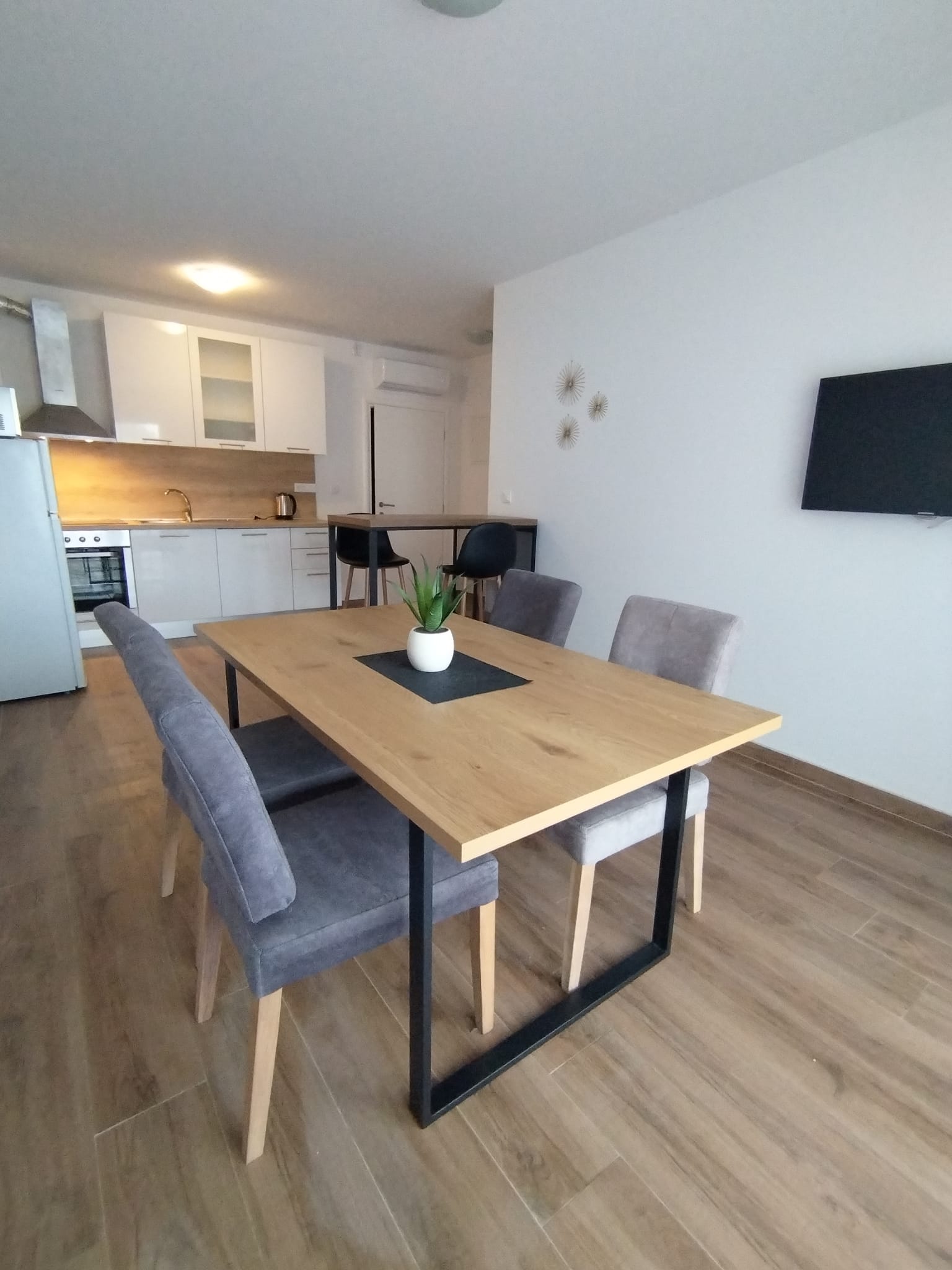 baska-voda_apartament-6-osobowy_jadalnia-kuchnia