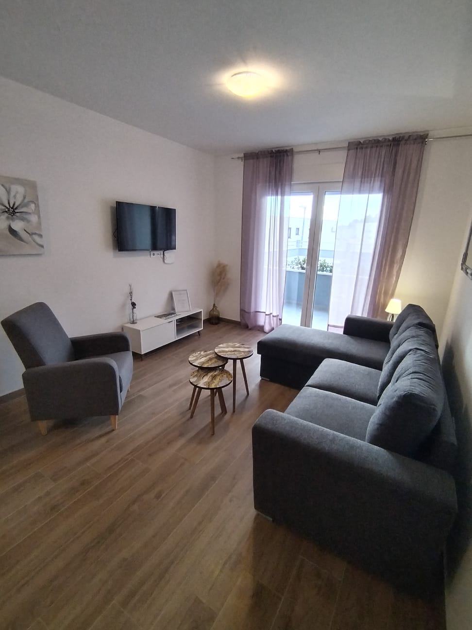 baska-voda_apartament-6-osobowy_salon-raskłdana-sofa