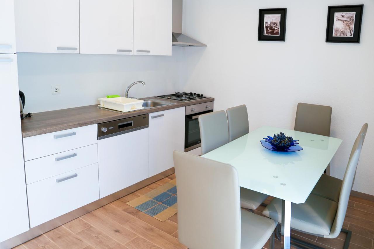 apartment with full equiped kitchen with dinning room