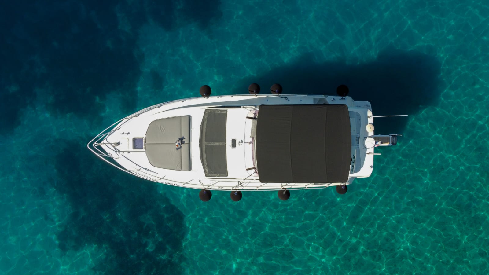 motor jacht boat Raffaelli levante 43 fly on the sea