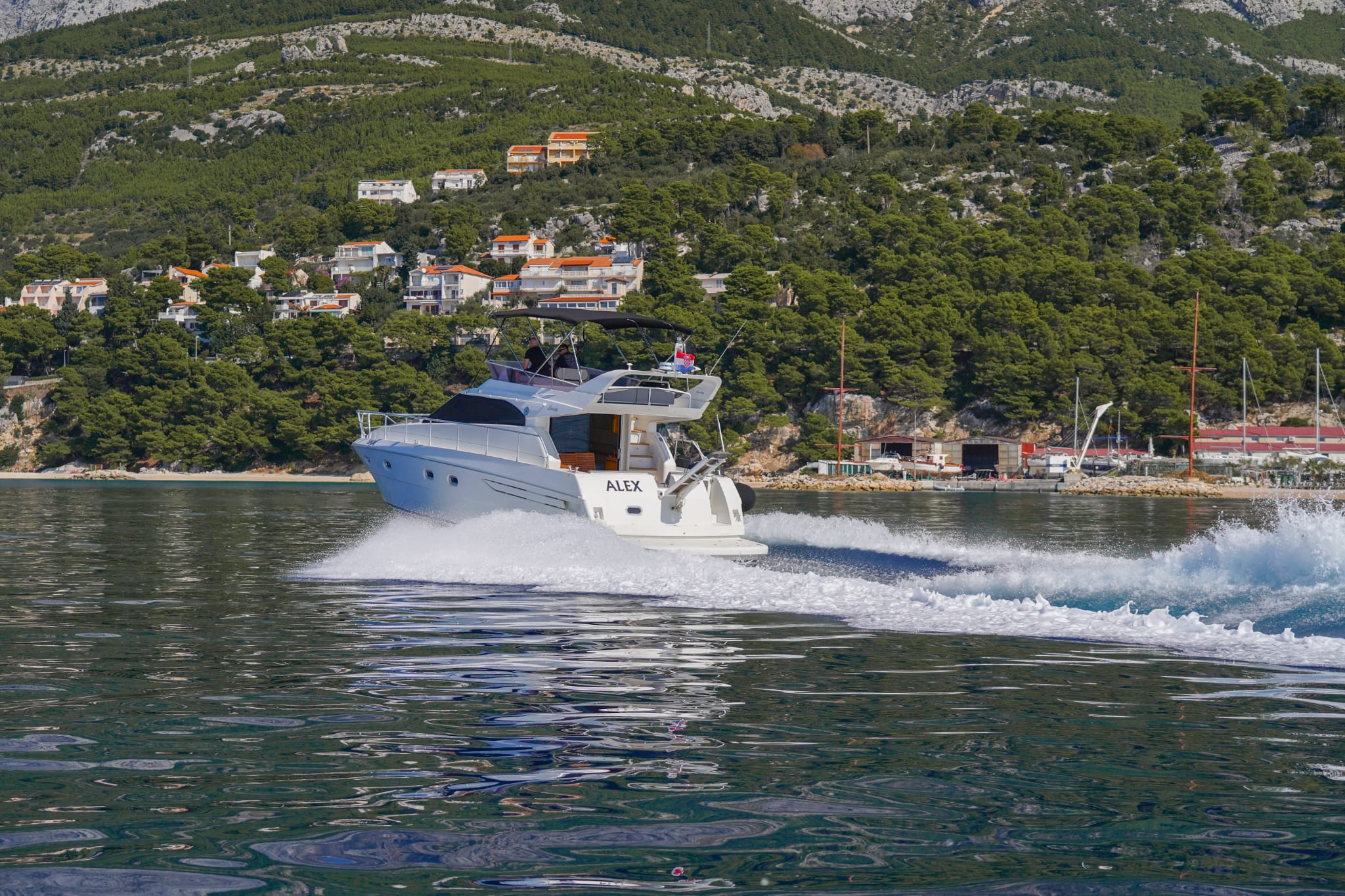 motor jacht boat Raffaelli levante 43 fly on the sea