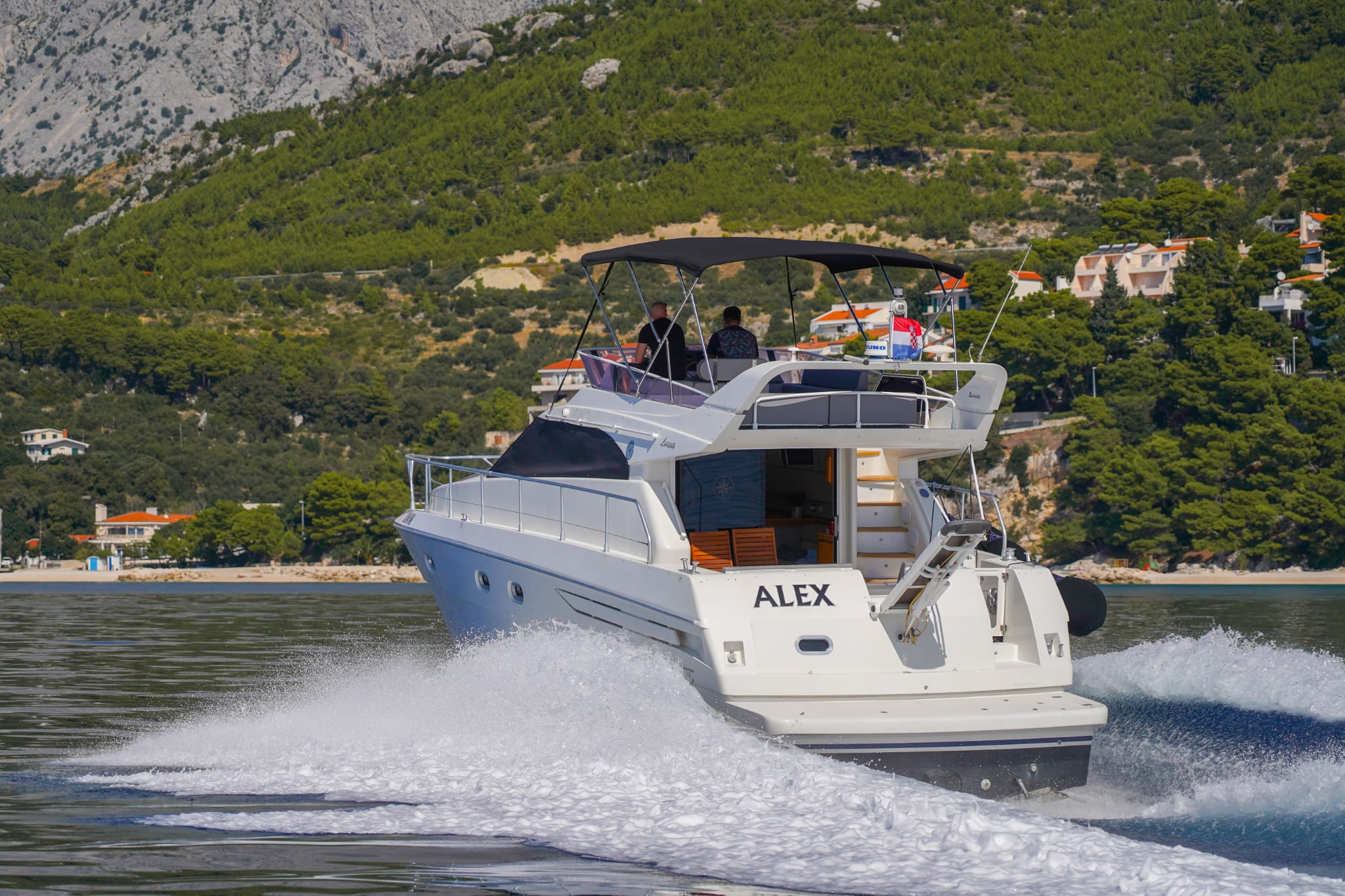 motor jacht boat Raffaelli levante 43 fly on the sea