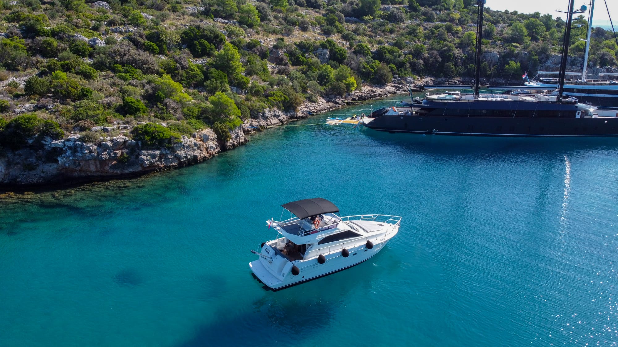 motor jacht boat Raffaelli levante 43 fly on the sea