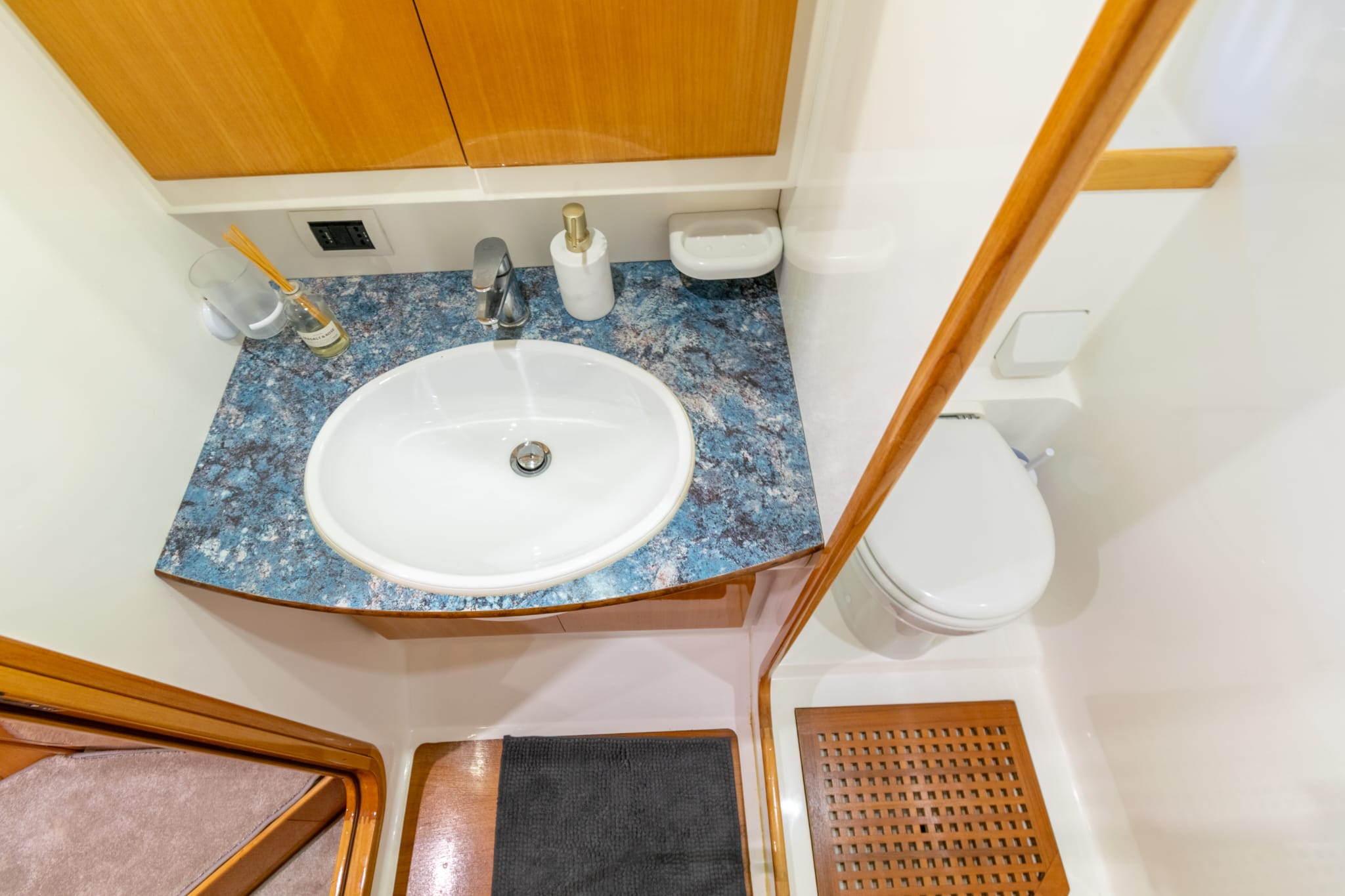 motor jacht Raffaelli levante 43 fly master bedroom with toilet