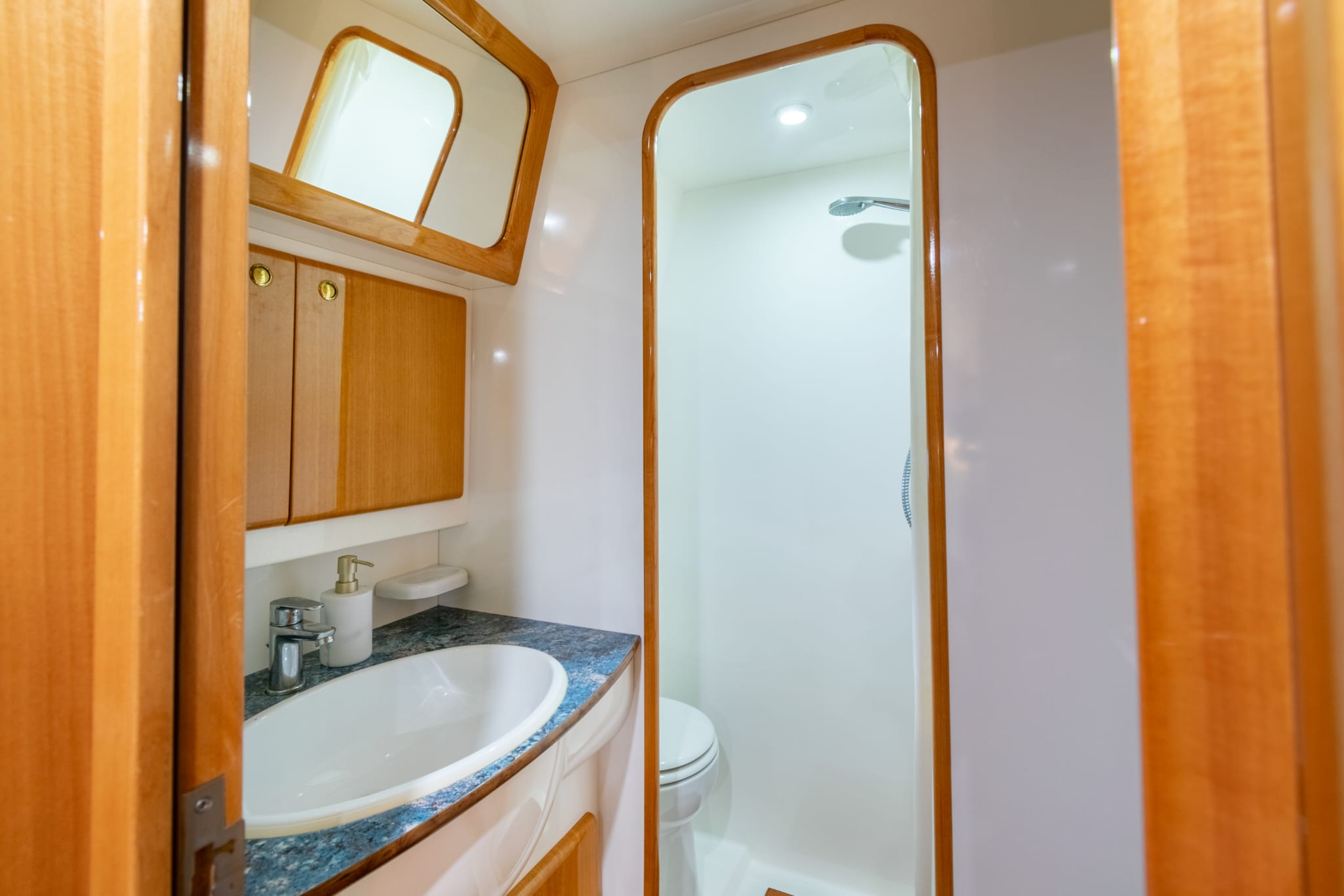 motor jacht Raffaelli levante 43 fly master bedroom with toilet