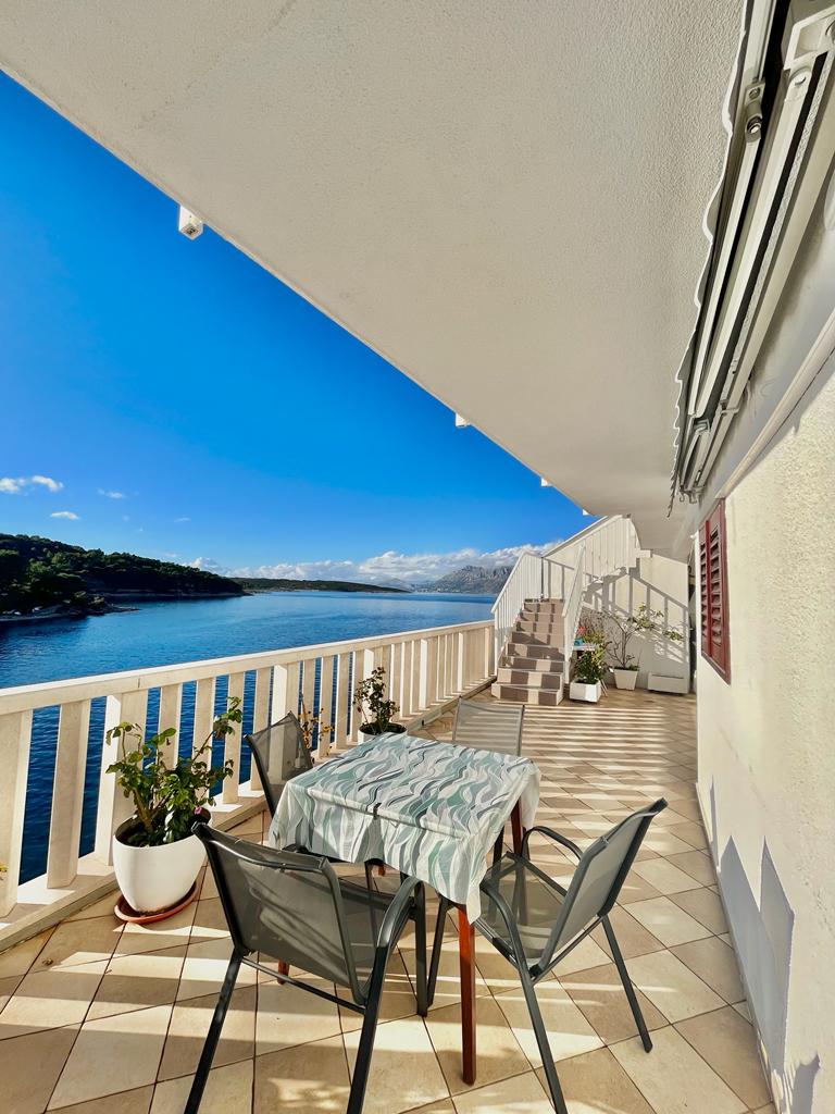 apartament with a balcony with a sea view