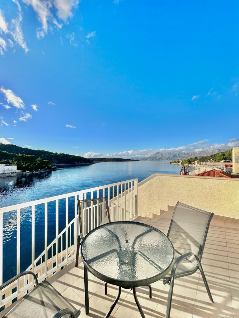 apartament with a balcony with a sea view