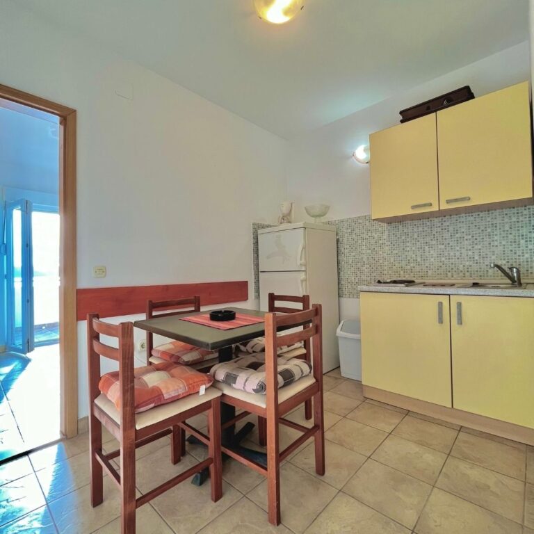 Apartament 4 (2.)