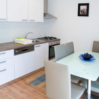 apartment with full equiped kitchen with dinning room