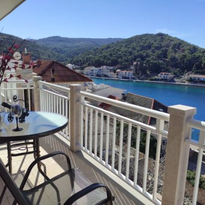 Apartamenty Doris - 50m od morza i widok na morze - wyspa Brač